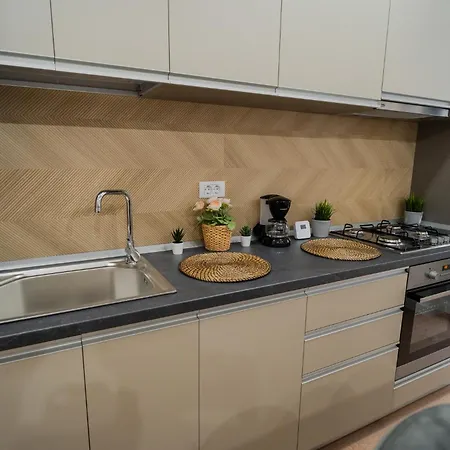Boulevard Iuliu Maniu Hideaway: Politehnica Studio Apartment Bucharest